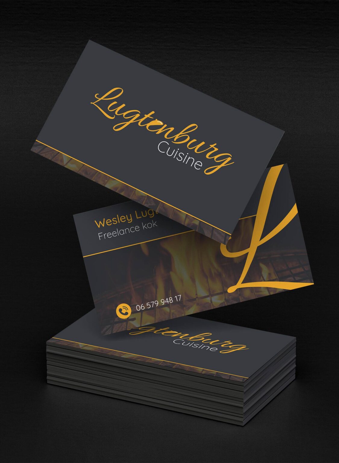 Visitekaartje met sierlijke letter en subtiele culinaire uitstraling