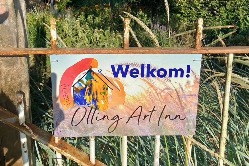 Kleurrijk reclamebord door grafisch ontwerp in Barsingerhorn