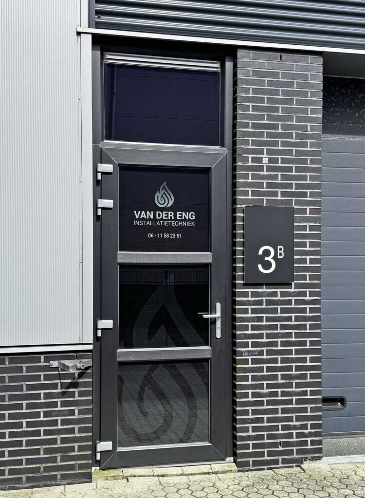 Stickering op deur van bedrijfspand in Winkel